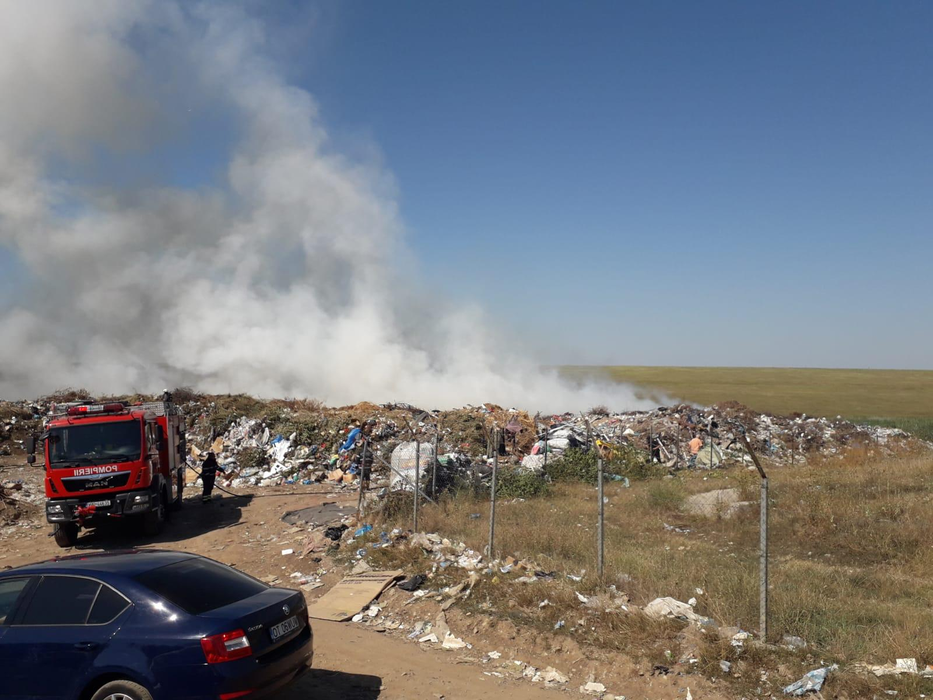 Incendiu puternic la goapa de gunoi din Caracal