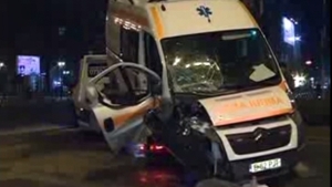 Ambulanţă în misiune, lovită de un bolid condus de un tânăr! Care este starea victimelor 