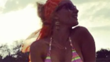 Uita-te cu atentie la aceasta fotografie cu Laura Cosoi in costum de baie! Detaliul care i-a scapat vedetei