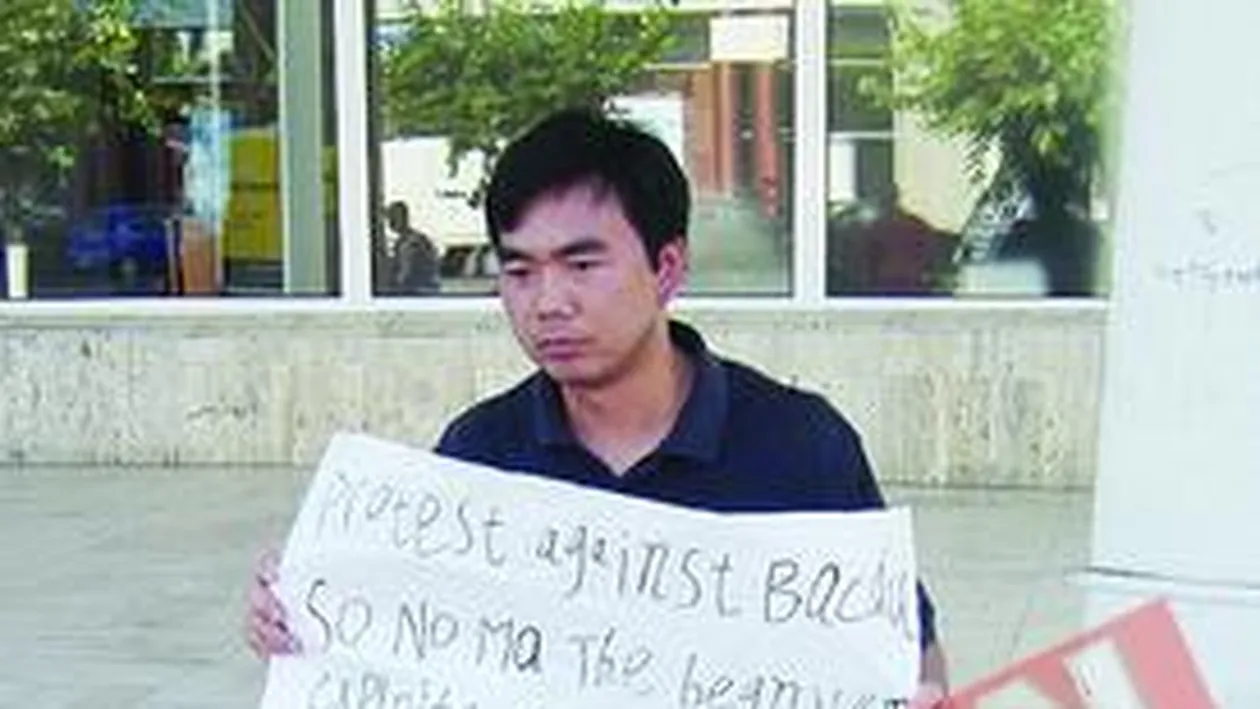 Un chinez protesteaza In centrul Bacaului