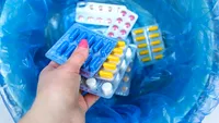 Amenzi URIAȘE pentru cei care aruncă medicamentele expirate la gunoi. Ce prevede noua lege