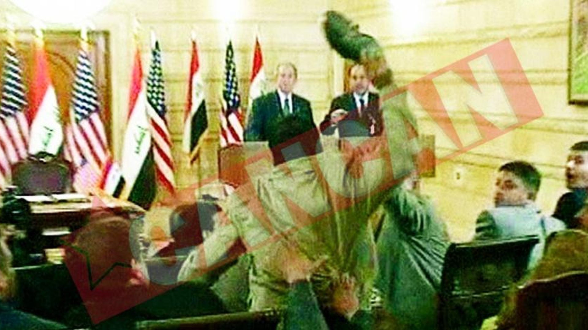 A aruncat cu pantofii dupa Bush
