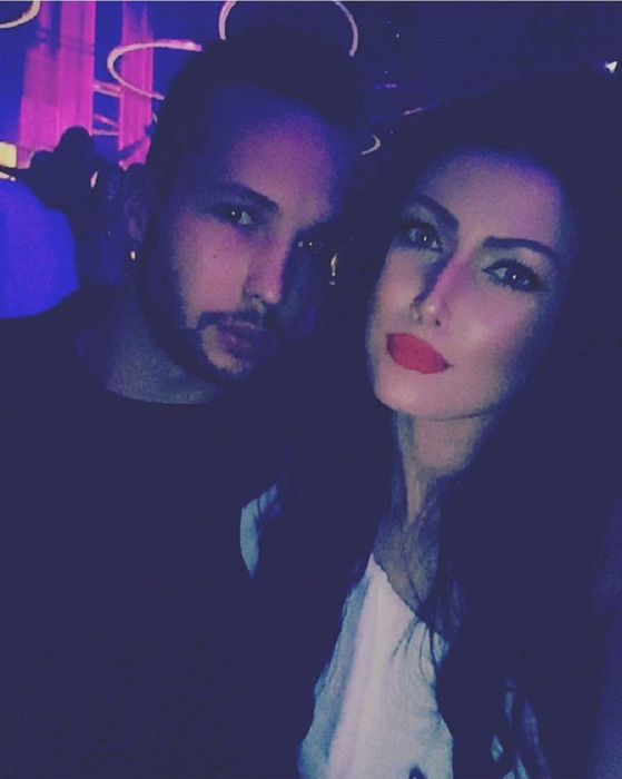 Tristan Tate și Mia s-au fotografiat într-un club din Capitală