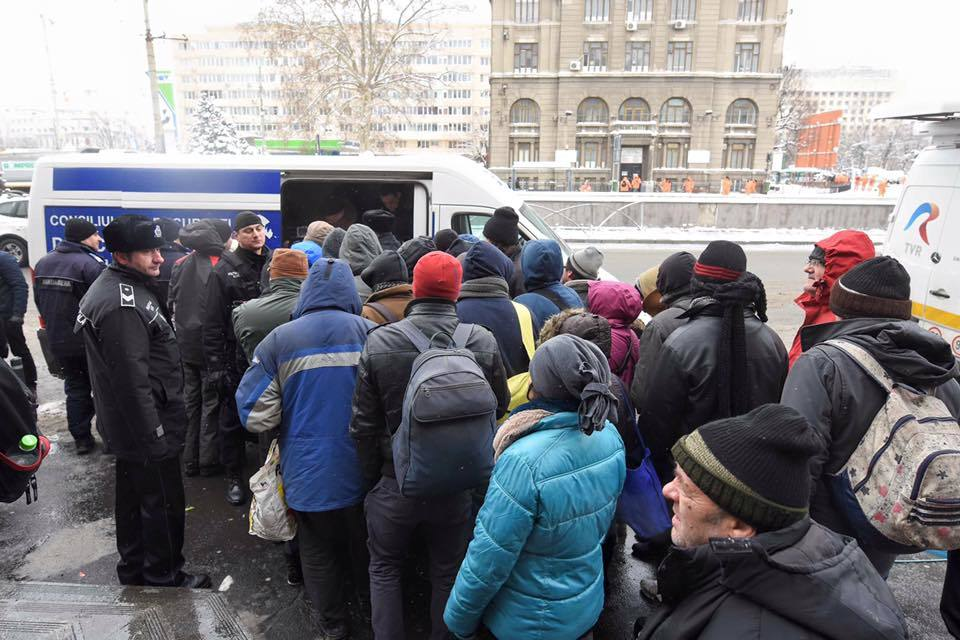 Oamenii străzii şi-au vândut pe băutură bocancii primiţi de la primarul Gabriela Firea!