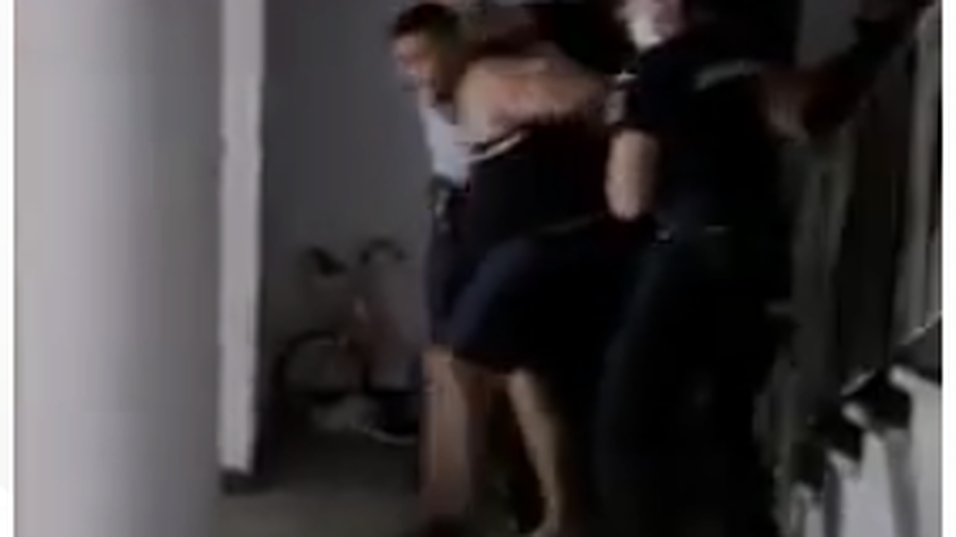 Scandal cât casa la Balotești! Au intrat în scara blocului și … ”L-au omorât, l-au omorât!” VIDEO