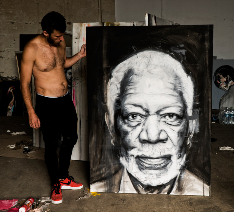 Vladinskiy alături de tabloul creat lui Morgan Freeman