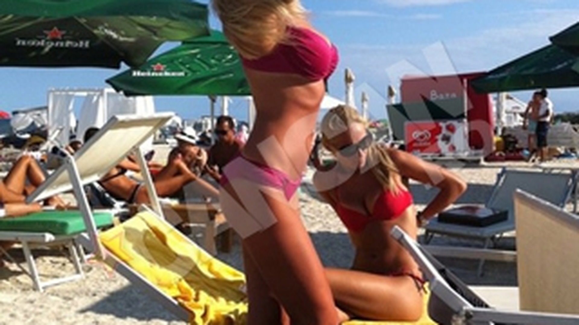 Ce bine arata Alina Crisan pe plaja! Si-a etalat formele sub privirile lui Radu Mazare