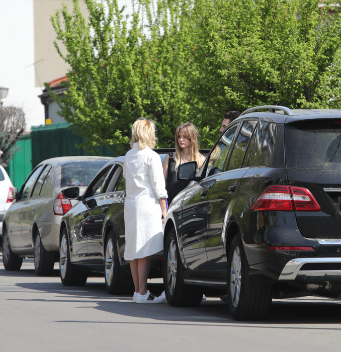 Imagini exclusive! Sora Deliei Matache, în toiul pregătirilor de botez. Am fotografiat-o împreună cu soțul ei, în timp ce…