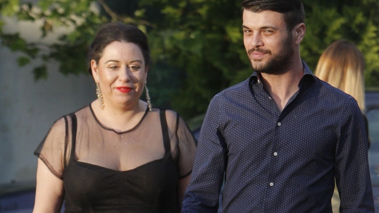Oana Roman a slăbit şi profită! Vedeta a întors privirile la un eveniment monden cu rochia mulată pe care a îmbrăcat-o