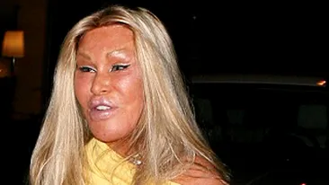 Femeia-pisica se tot mutileaza