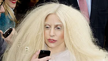 Lady Gaga s-a transformat intr-o papusa Barbie! In sfarsit ma simt bine in pielea mea. Schimbarea este socanta