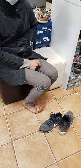 Povestea tristă a lui George, un elev de 16 ani care vinde pătrunjel și lapte. Trăiește de pe o zi pe alta și nu poate urma școala online, pentru că nu are telefon