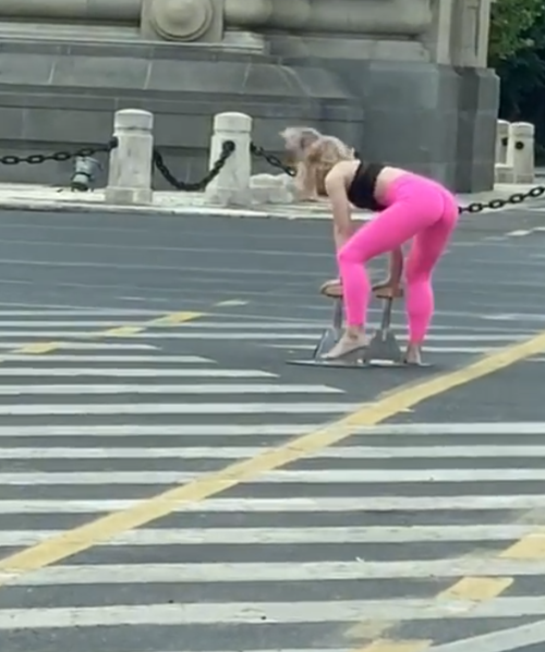 Ce făcea această tânără la ora 8 dimineaţa, în faţa Arcului de Triumf. Trecătorii au crezut că nu văd bine| FOTO şi VIDEO