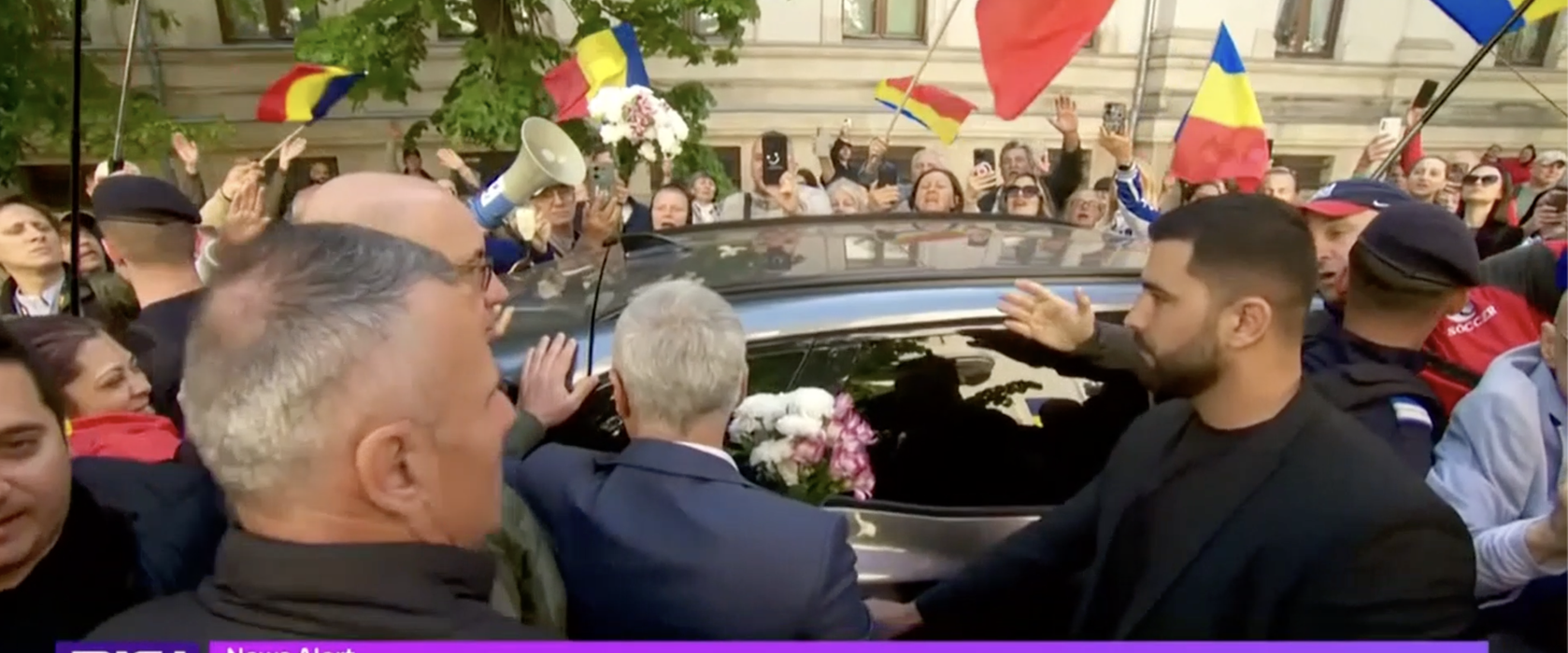 Cum a apărut Călin Georgescu azi în fața Poliției? Gestul față de o bătrână i-a sensibilizat pe toți