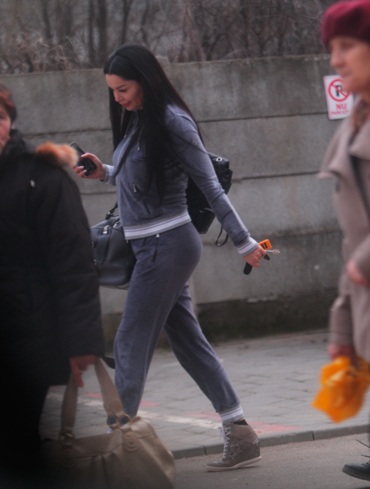 Brigitte s-a îmbrăcat în haine extrem de mulate