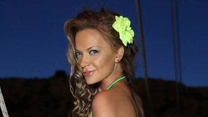 Are 31 de ani, un copil si arată mai bine ca in adolescenţă! Ce blondă de la noi se laudă ce aceste forme de invidiat?