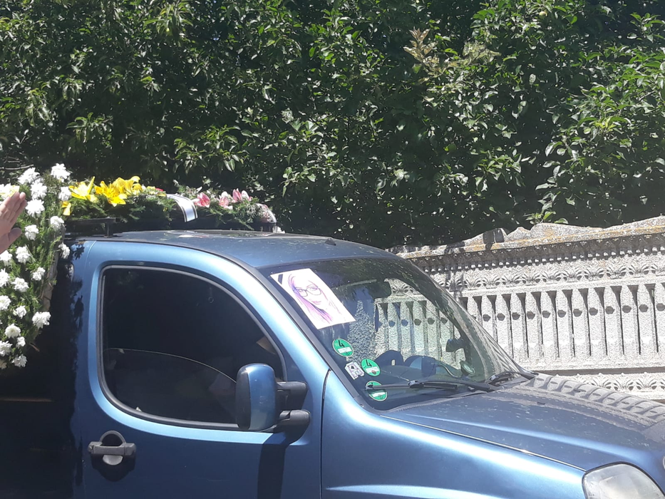 Primele imagini de la înmormântarea tinerei ucise în Bragadiru. Cum au îmbrăcat-o părinții pe Manuela Mustăţea