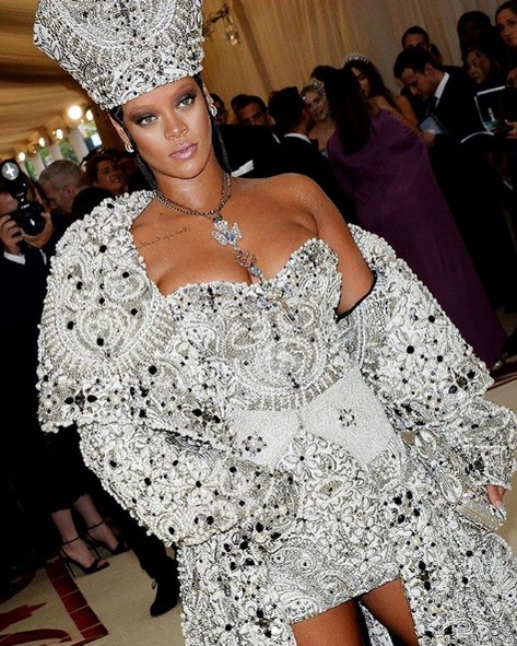 Rihanna, îmbrăcată ca femeia-papă pe care Vaticanul nu a avut-o vreodată