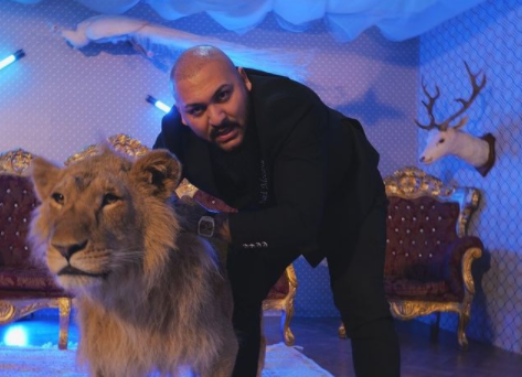 Dani Mocanu sfidează, din nou legea! Manelistul s-a pozat lângă un alt animal sălbatic