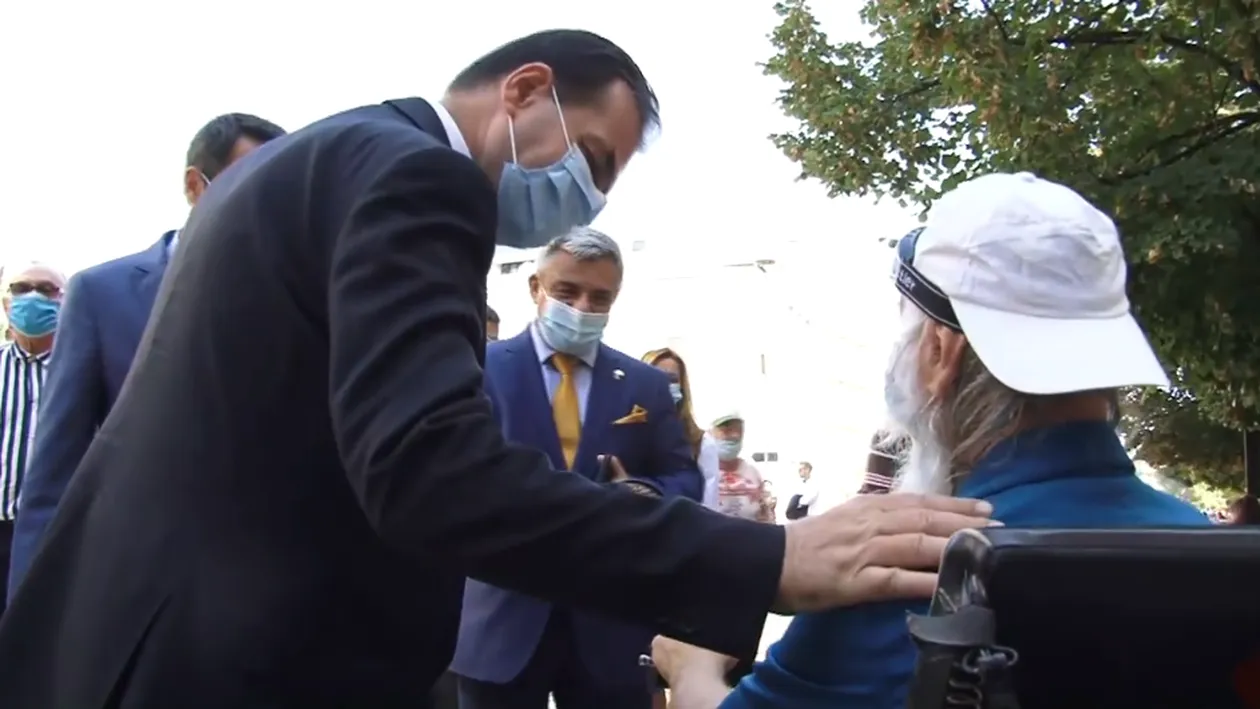 Premierul Orban a comis-o! A întrebat un bătrân ce viteză prinde scaunul cu rotile în care se afla. Apoi a mai făcut o gafă… Video viral