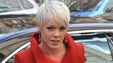 Pink a impartit mancare oamenilor strazii in weekend