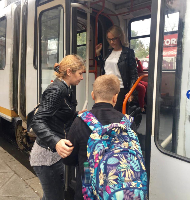 Gabriela Firea coboară din tramvaiul 21