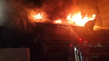 Incendiu puternic în Dâmbovița. Şase autospeciale de pompieri au intervenit