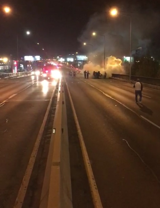 Accident în Capitală. Fiul unui bogătaș și-a distrus bolidul, iar o altă mașină a luat foc după impact