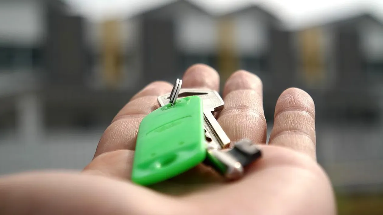 Orașul din România în care un apartament cu 2 camere se vinde cu doar 10.000 de euro. Este decomandat și se vinde mobilat și utilat