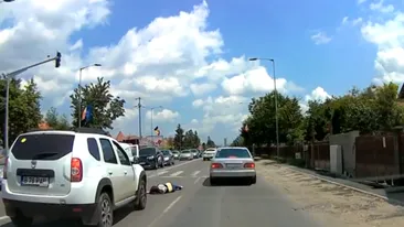 Accident ciudat în Cluj. O femeie... a dat peste o mașină și s-a rănit