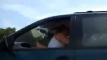 Nu s-au oprit nici când au văzut că sunt filmati! Ce făcea acest sofer cu o tânără, in timp ce conducea?