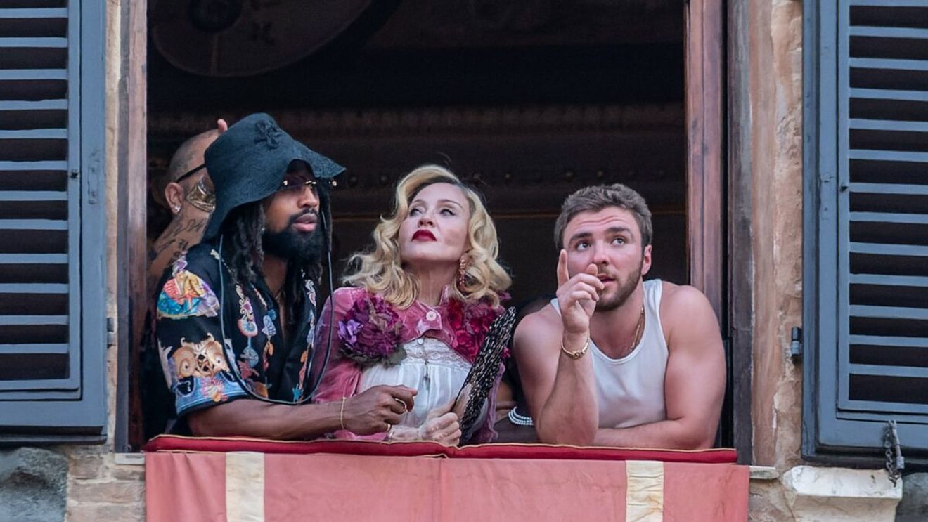 Madonna, aniversare fastuoasă la 67 de ani. Iubitul de 28 de ani a surprins-o cu un tort Labubu URIAȘ!