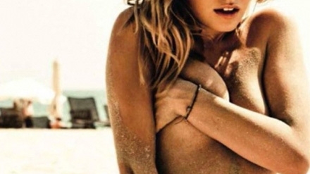 Alexandra Stan, mai fierbinte decat in orice pictorial de pana acum! Tricoul mulat a lasat sa i se vada TOT pe scena!