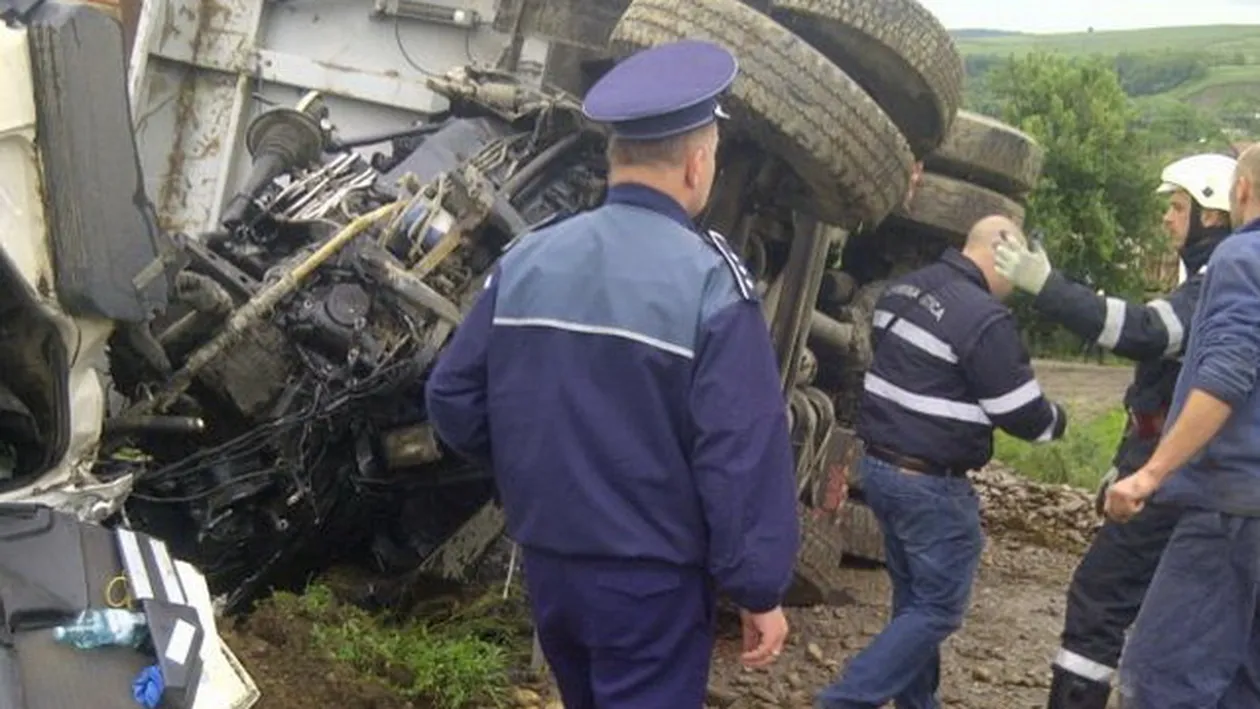 Trei persoane au murit, iar alte doua sunt grav ranite in urma unui accident rutier, in Caras-Severin