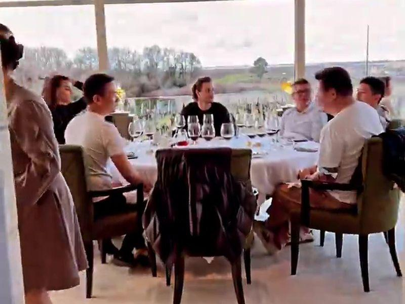 Monica Gabor, “abandonată” de Mr. Pink și înlocuită cu sora ei, Ramona! Miliardarul chinez și bruneta s-au întâlnit într-un restaurant exclusivit din Italia | FOTO