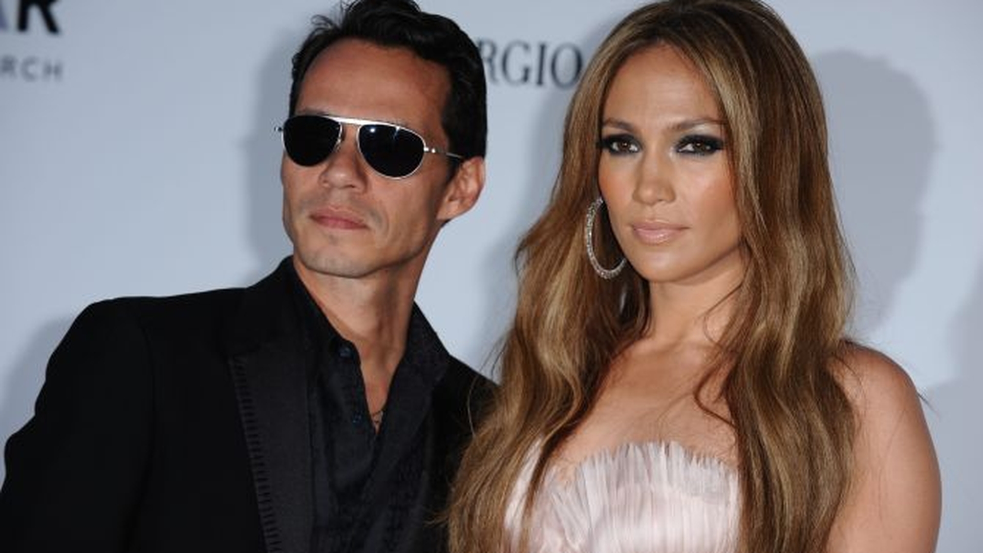 J Lo si Marc Anthony, retinuti mai mult de doua ore pe un aeroport din Moscova