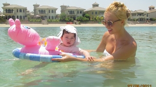 Raluca Zenga s-a adaptat temperaturilor caniculare din Dubai! "La pranz putem gati pastele direct in apa din piscina!"