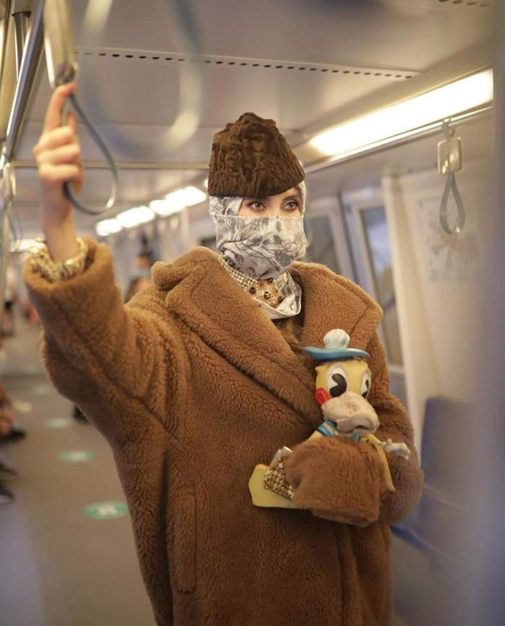 E unică! Cum a ieșit îmbrăcată Iulia Albu ca să se plimbe cu metroul, pe Magistrala 5 Drumul Taberei