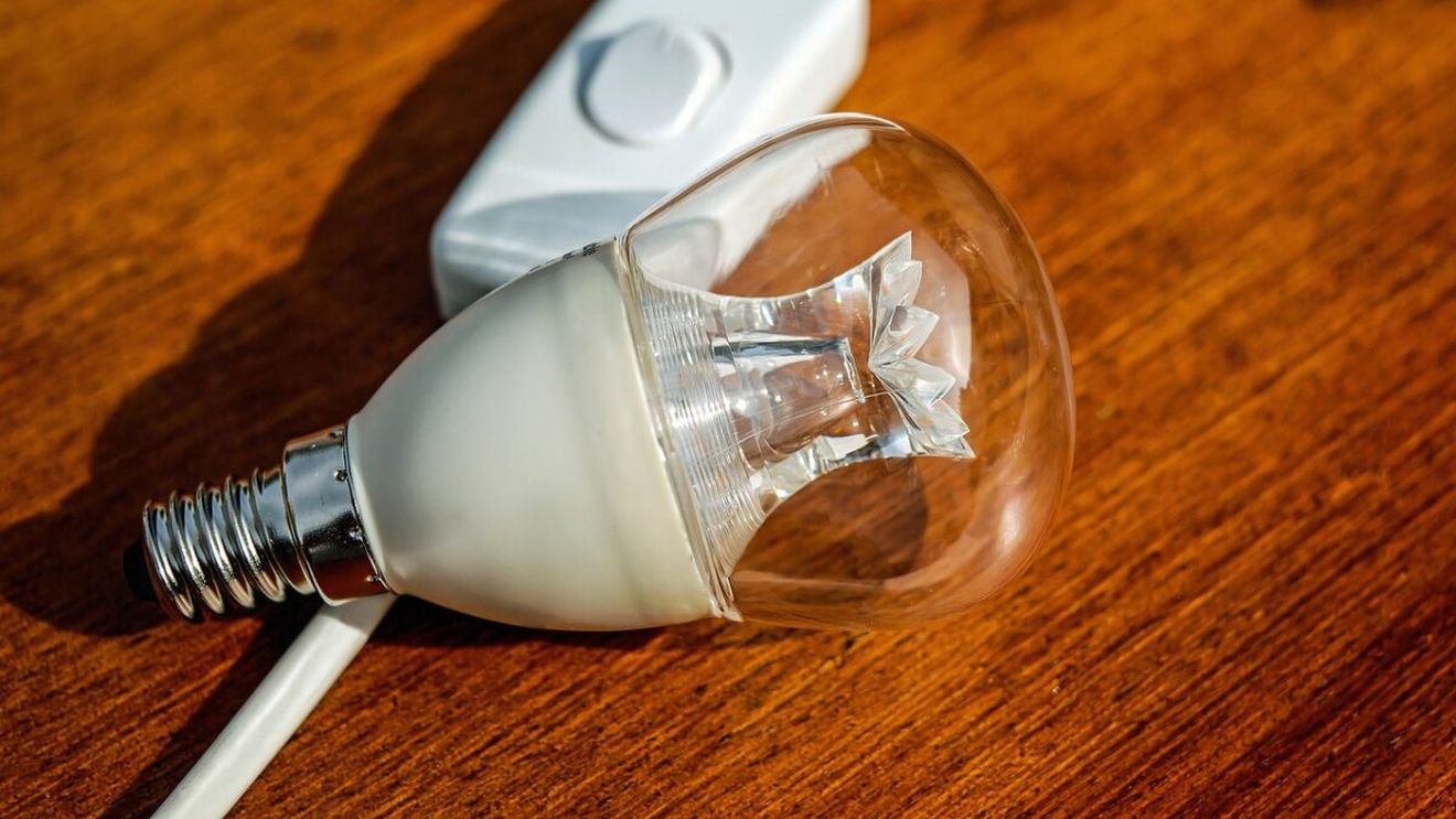 Anunț pentru toți clienții PPC, Hidroelectrica, E.ON sau Engie. Serviciul gratuit oferit de ANRE pentru a face economie la bani