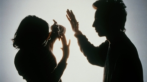 O tânără de 19 ani a refuzat să facă amor cu soțul său de 51 de ani. Bărbatul a început să o lovească, dar apoi numai el a avut de suferit. Totul s-a năruit într-o clipă