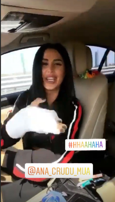 Daniela Crudu, apariție șocantă la aproape două săptămâni de când a bătut-o iubitul. Vedeta s-a filmat cu mâna în ghips