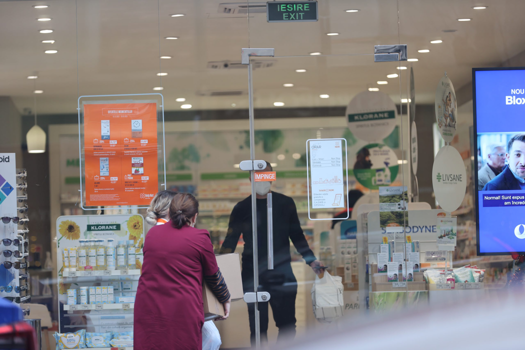 Laurențiu Reghecampf, la ieșirea din farmacie (Foto: CANCAN.RO)