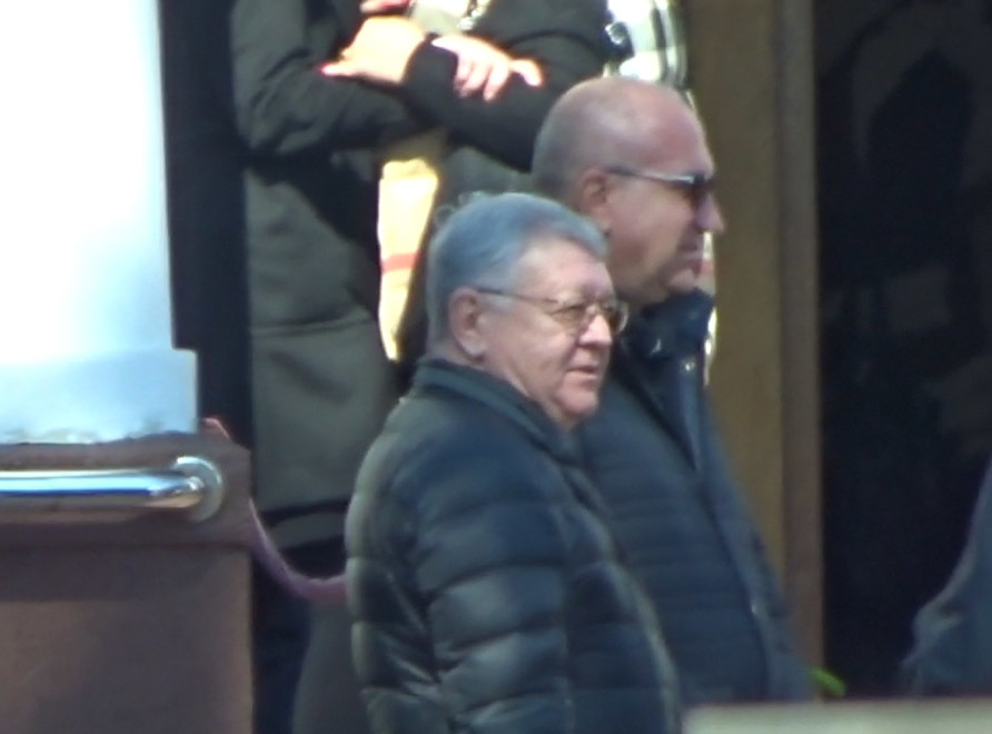 Corneliu Dobriţoiu şi Tiberiu Urdăreanu s-au retras într-un colţ la priveghi pentru a discuta