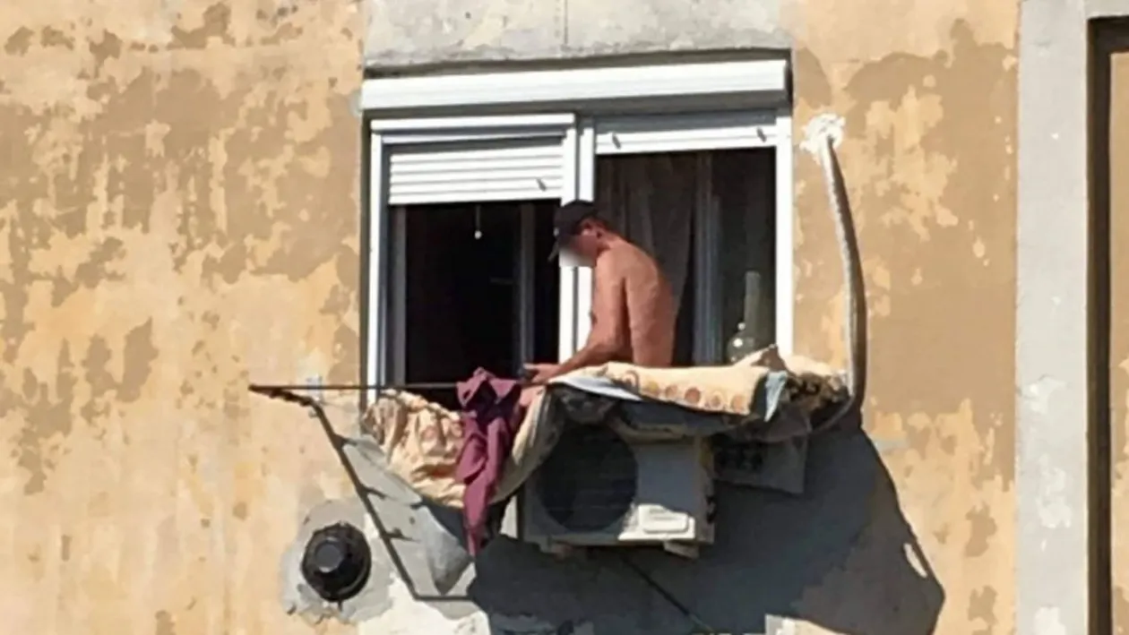 Să vezi și să nu crezi! N-a mai suportat izolarea și a ieșit să facă plajă pe aparatul de aer condiționat