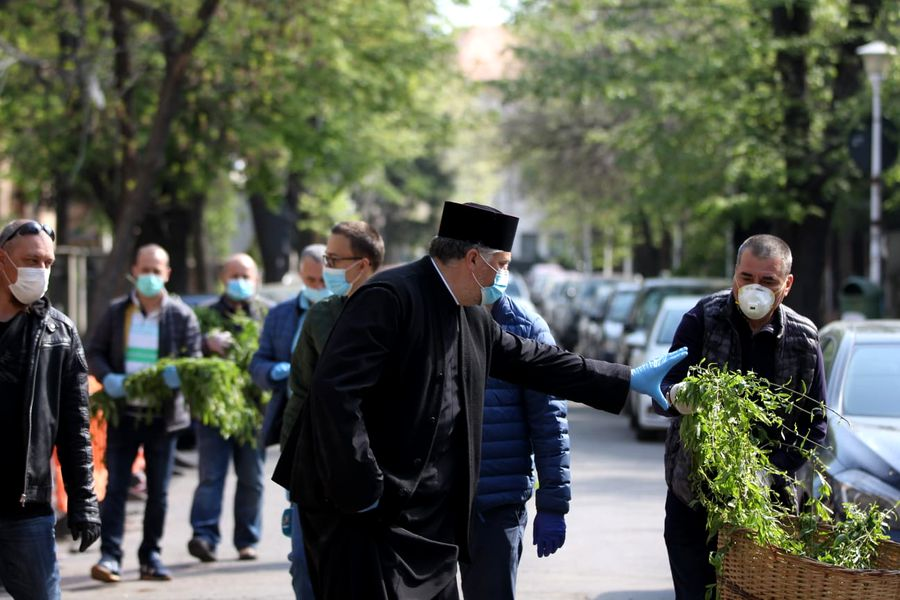 Daniel Tudorache, primarul Sectorului 1, și un preot al Bisericii Cașin împart ramuri de salcie bucureștenilor: ”Căminul fiecărui creștin va fi propria bazilică” | FOTO