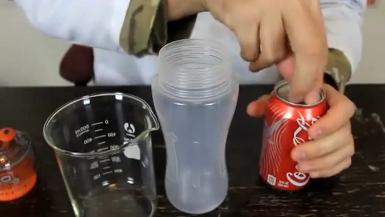 EXPERIMENT INCREDIBIL! Cum poti transforma Coca Cola in apa in doar 5 secunde! VIDEO