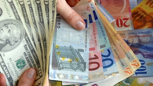 Cursul pentru francul elvetian atinge un nivel record, de 4,3287 lei; euro a trecut de 4,5 lei