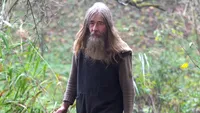 Din anul 1980, bărbatul din imagine trăiește în pădure, fără apă sau curent electric. Ce mănâncă și din ce face bani