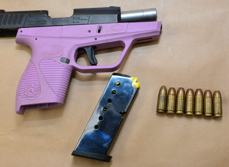 Pistolul de culoare roz al tinerei deţinute