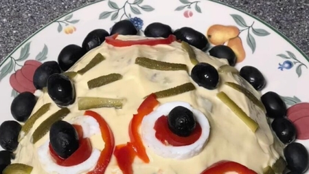 Ce a putut să pună o tânără pe salata boeuf, de Paşte? Au râs cu lacrimi când au văzut mesajul! ”De pus la priză”
